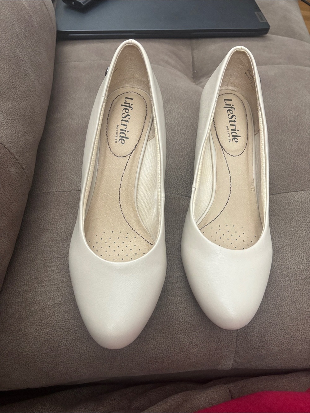 Life Stride Cream Round-Toe Flats